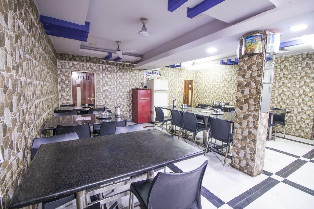Hotel Gujarat Palace Ujjain Exteriör bild