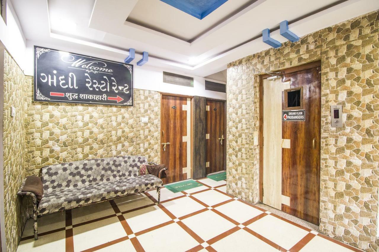Hotel Gujarat Palace Ujjain Exteriör bild