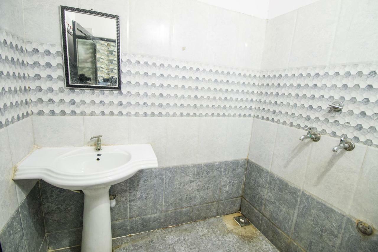 Hotel Gujarat Palace Ujjain Exteriör bild
