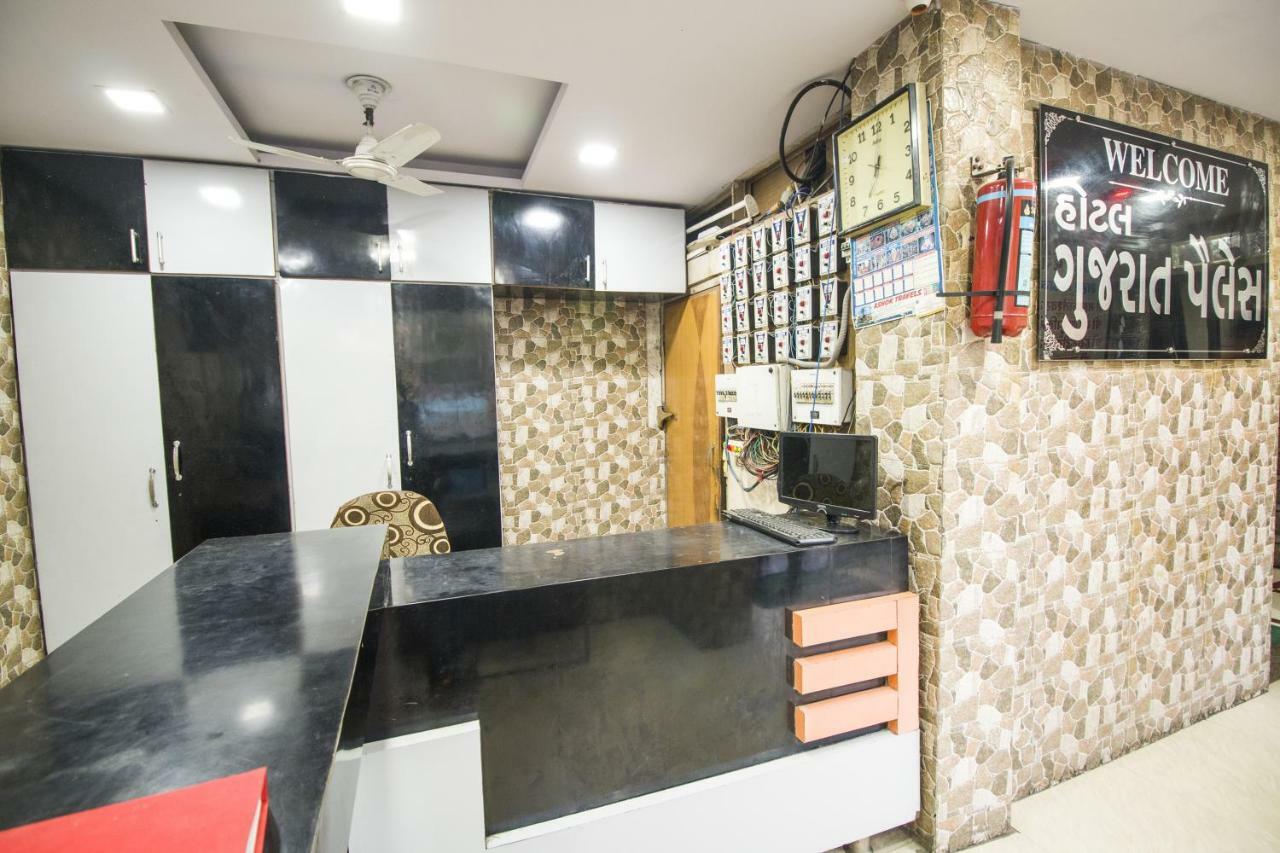 Hotel Gujarat Palace Ujjain Exteriör bild