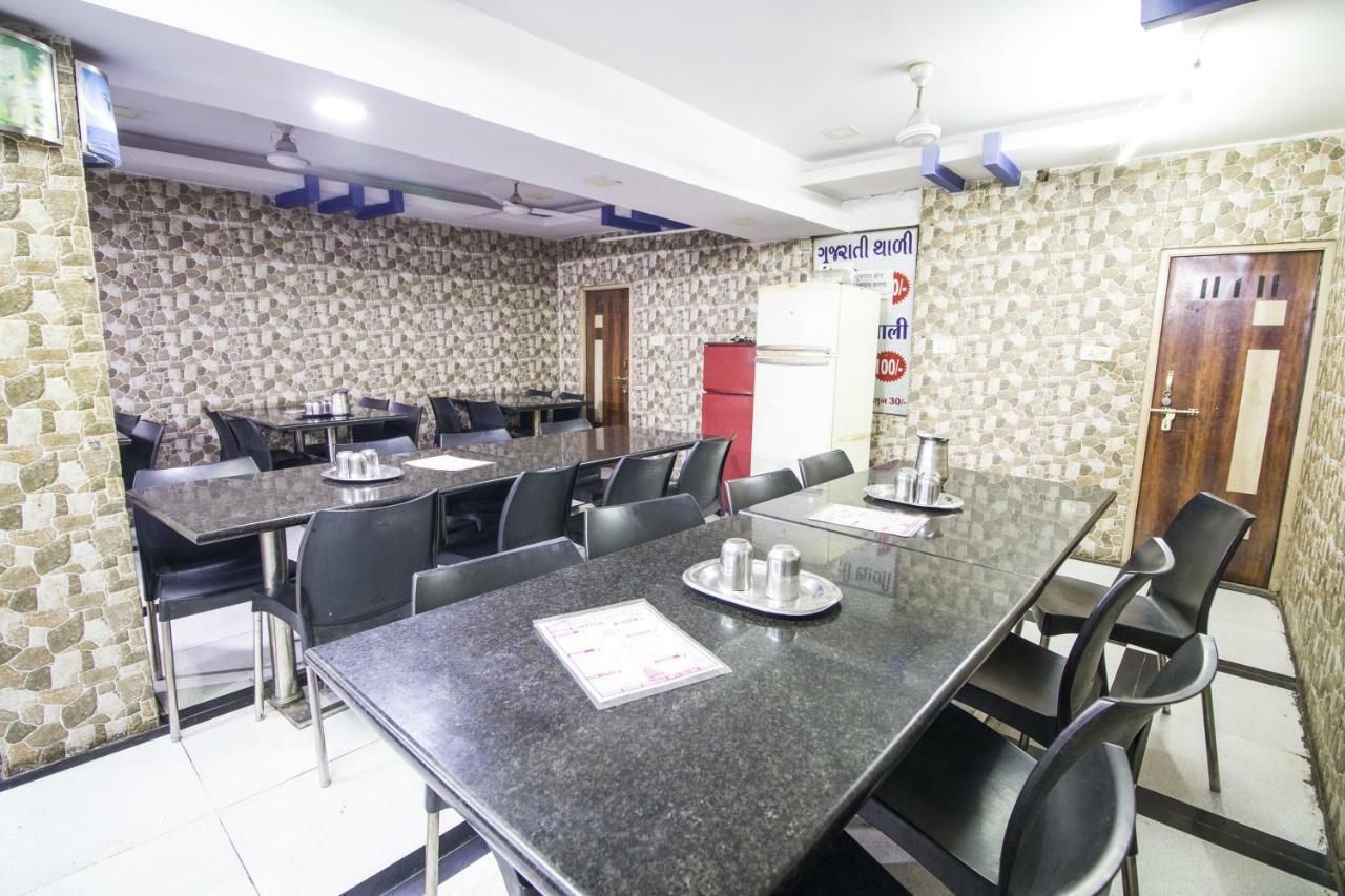 Hotel Gujarat Palace Ujjain Exteriör bild