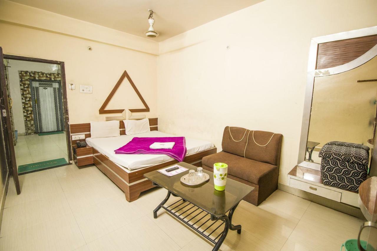 Hotel Gujarat Palace Ujjain Exteriör bild