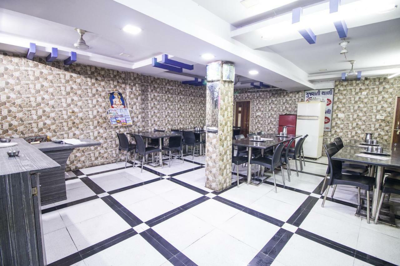 Hotel Gujarat Palace Ujjain Exteriör bild