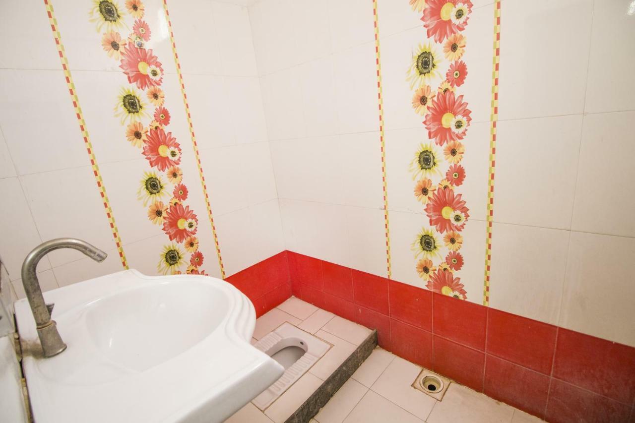 Hotel Gujarat Palace Ujjain Exteriör bild