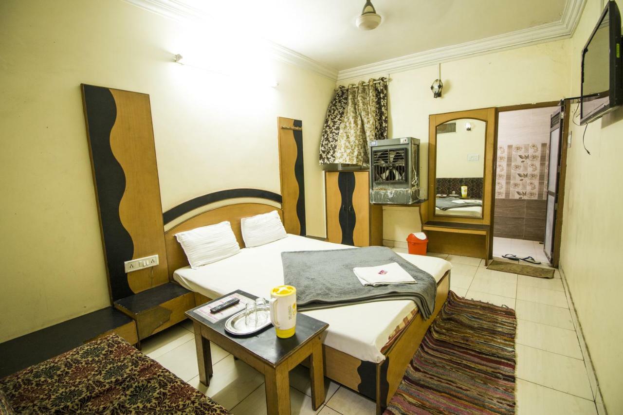 Hotel Gujarat Palace Ujjain Exteriör bild