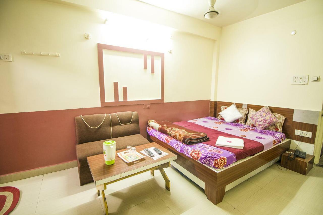 Hotel Gujarat Palace Ujjain Exteriör bild